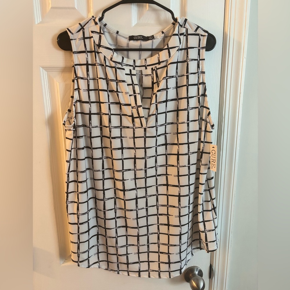 Black and White Sleeveless Boxy Blouse with Mandarin Collar